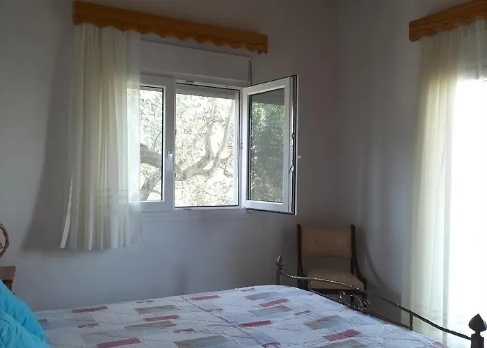 House In With Big Garden For 5 Persons. Hébergement de vacances