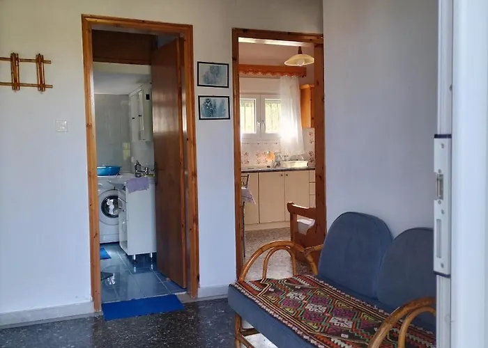 House In With Big Garden For 5 Persons. Hébergement de vacances *