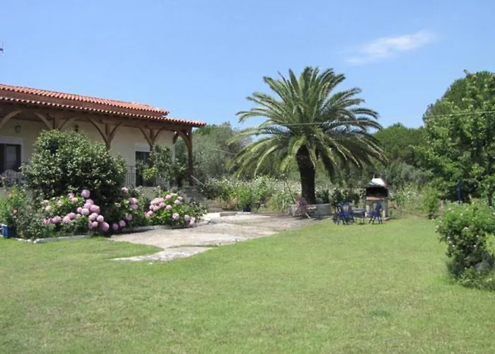 House In With Big Garden For 5 Persons. Hébergement de vacances *