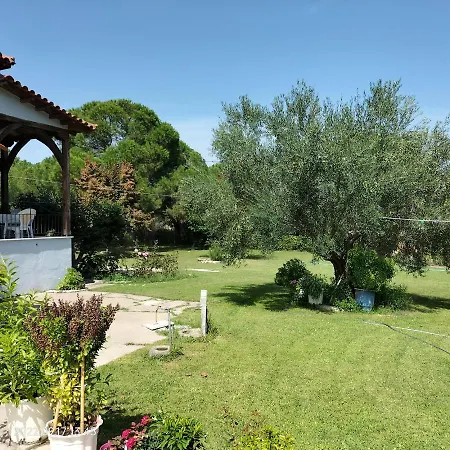 House In With Big Garden For 5 Persons. بيت للعطل *